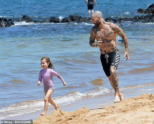 Nổi tiếng là &quot;tay sát gái&quot; hàng đầu Hollywood, nhưng khi kết hôn và có con, Adam trở thành người chồng và người cha mẫu mực. Hình ảnh nam ca sĩ xăm trổ đầy mình chơi trò đuổi bắt với con gái lớn khiến người hâm mộ thích thú.