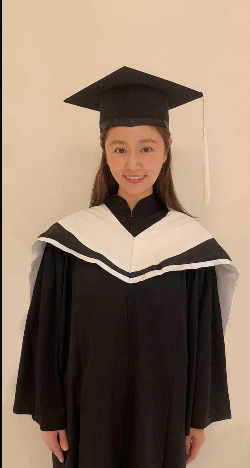 Bà xã Hoắc Kiến Hoa được khen trẻ trung như sinh viên vừa tốt nghiệp đại học.