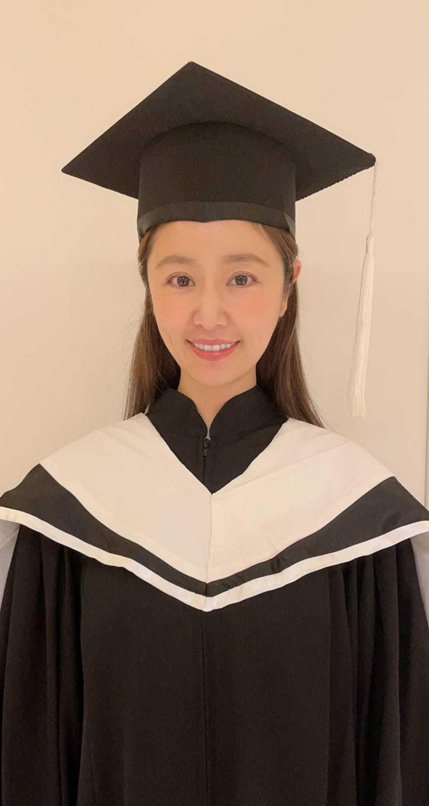 Lâm Tâm Như cười rạng rỡ trong ảnh tốt nghiệp Thạc sĩ.
