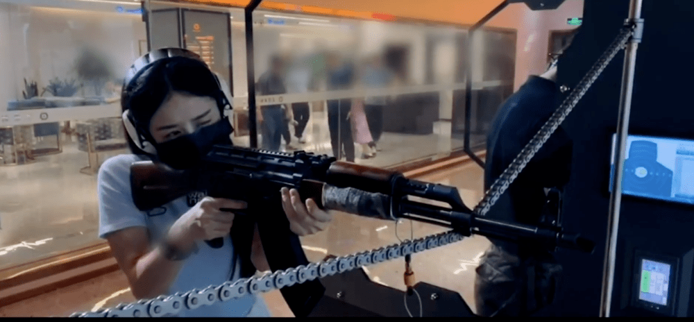 Thường xuất hiện với hình tượng nữ tính, trong chuyến đi này, người đẹp chọn những trò chơi nam tính như bắn súng... Thường xuất hiện với hình tượng nữ tính, trong chuyến đi này, người đẹp chọn những trò chơi nam tính như bắn súng...