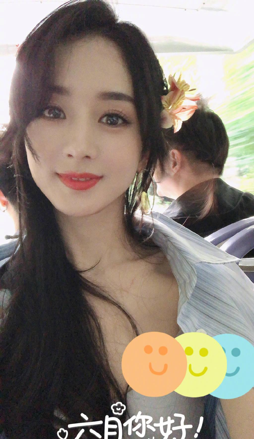 Triệu Lệ Dĩnh đi khu vui chơi ngày Quốc tế Thiếu nhi. Triệu Lệ Dĩnh đi khu vui chơi ngày Quốc tế Thiếu nhi.