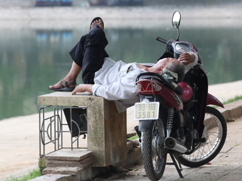 Nhiệt độ lên cao, người dân ra bờ hồ hóng mát