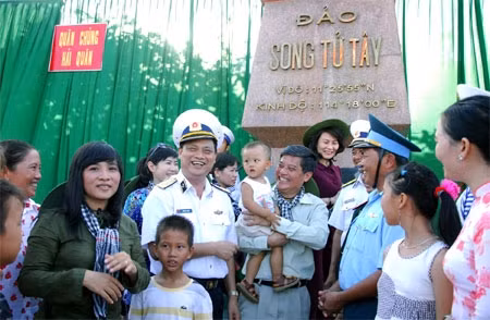 Đồng chí Nguyễn Văn Đua, Phó bí thư Thường trực TP Hồ Chí Minh và Chuẩn đô đốc Đinh Gia Thật, Chính ủy Hải quân với quân dân đảo Song tử Tây
