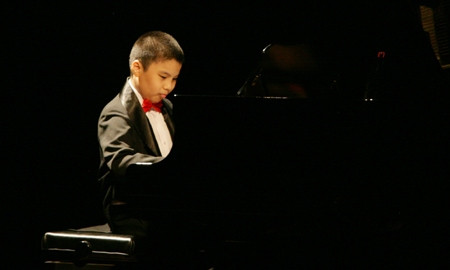 Thế Vinh tham gia biểu diễn trong chương trình hoà nhạc đặc biệt chào xuân 2012 cùng với dàn nhạc giao hưởng Việt Nam tại Nhà hát lớn Hà Nội do nhạc trưởng người Nhật Bản Tetsuji Honna chỉ huy. Thế Vinh tham gia biểu diễn trong chương trình hoà nhạc đặc biệt chào xuân 2012 cùng với dàn nhạc giao hưởng Việt Nam tại Nhà hát lớn Hà Nội do nhạc trưởng người Nhật Bản Tetsuji Honna chỉ huy