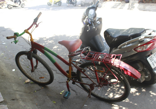 Chiếc xe đạp - phương tiện đi bán vé số của ông Phương - cũng rất màu mè