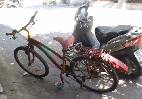 Chiếc xe đạp - phương tiện đi bán vé số của ông Phương - cũng rất màu mè