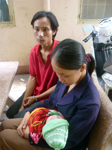 Vợ chồng Khìn và đứa con một tháng tuổi tại cơ quan công an. Ảnh: Báo Đồng Nai