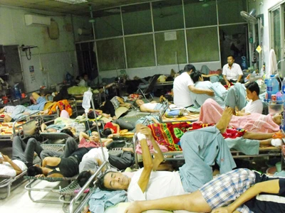 Thuốc thì đắt, viện thì đông Ảnh: Nguyễn Hoài