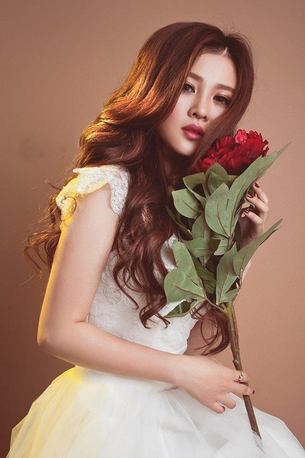 Bộ ảnh đẹp này đã nhận được hơn 2.000 lượt like và hàng trăm chia sẻ trên mạng xã hội. Bài viết: http://news.zing.vn/Hot-girl-Gia-Lai-xinh-nhu-bup-be-post359945.html#home_cate.tinchinh Nguồn Zing News 