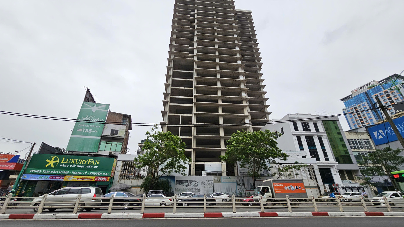 Cụ thể, ngày 8/7/2021, Công an quận Ba Đình có quyết định về việc đình chỉ hoạt động đối với công trình Trung tâm thương mại và Văn phòng tại địa chỉ số 1A, 1C, 1D Láng Hạ; ngày 12/7/2021, Công an quận Ba Đình tiếp tục có văn bản đôn đốc thực hiện quyết định đình chỉ hoạt động, yêu cầu Công ty Cổ phần Đầu tư Láng Hạ nghiêm túc chấp hành quyết định đình chỉ hoạt động để khắc phục các tồn tại về PCCC.