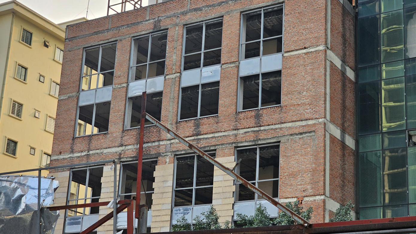 Phần khối đế và nội thất bên trong tòa tháp chưa được hoàn thiện.