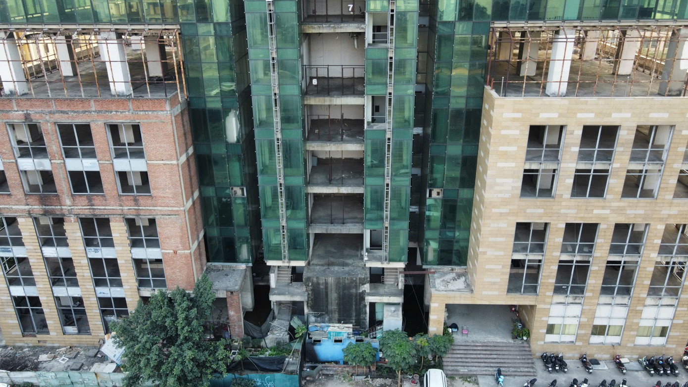 Theo tìm hiểu, nguyên nhân tòa tháp đến nay chưa thể đưa vào sử dụng do trong quá trình thi công dự án thay đổi thiết kế nên bị tạm dừng thi công, bổ sung hồ sơ pháp lý theo quy định.