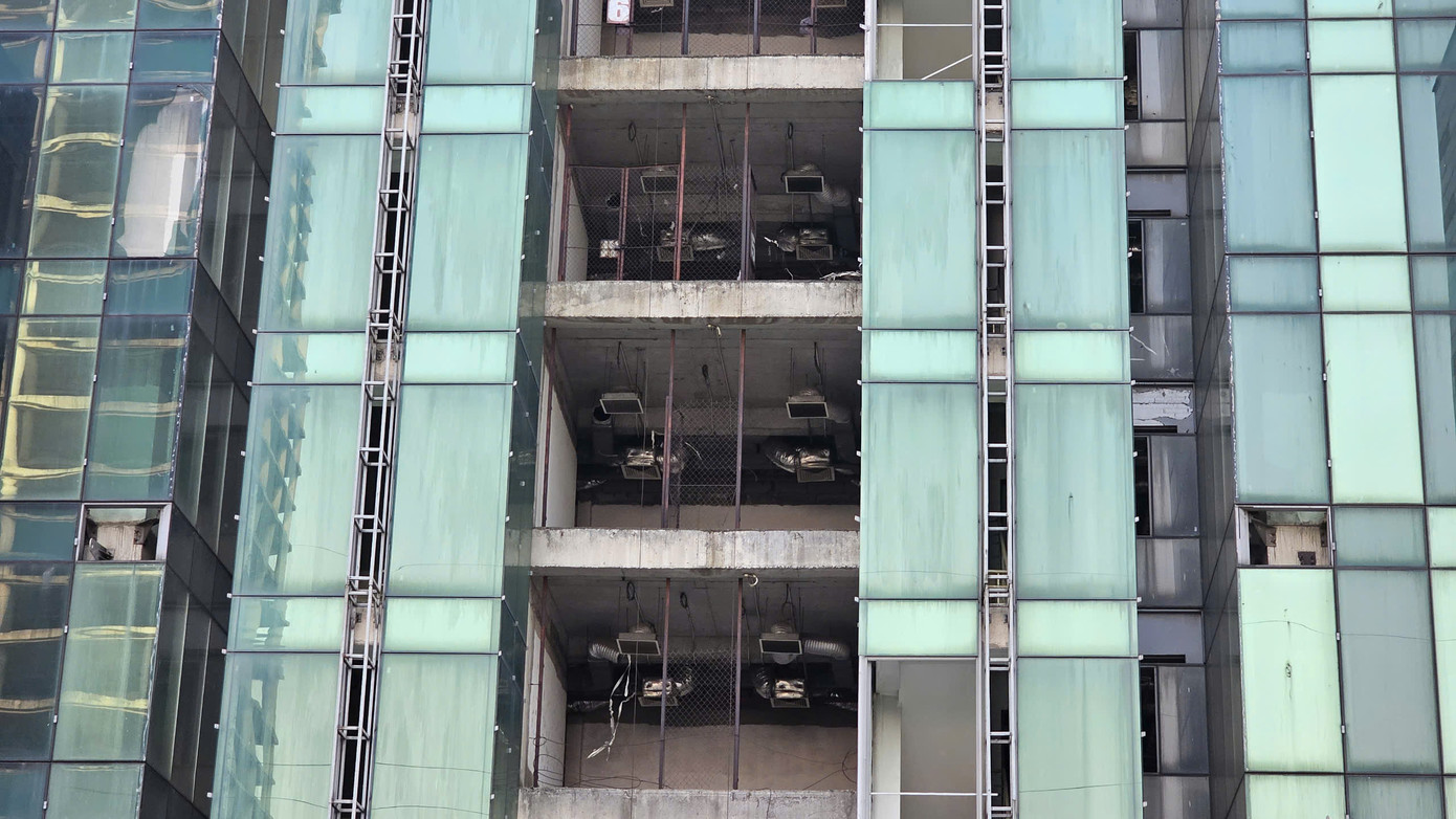 Phần khối đế và nội thất bên trong tòa tháp chưa được hoàn thiện.