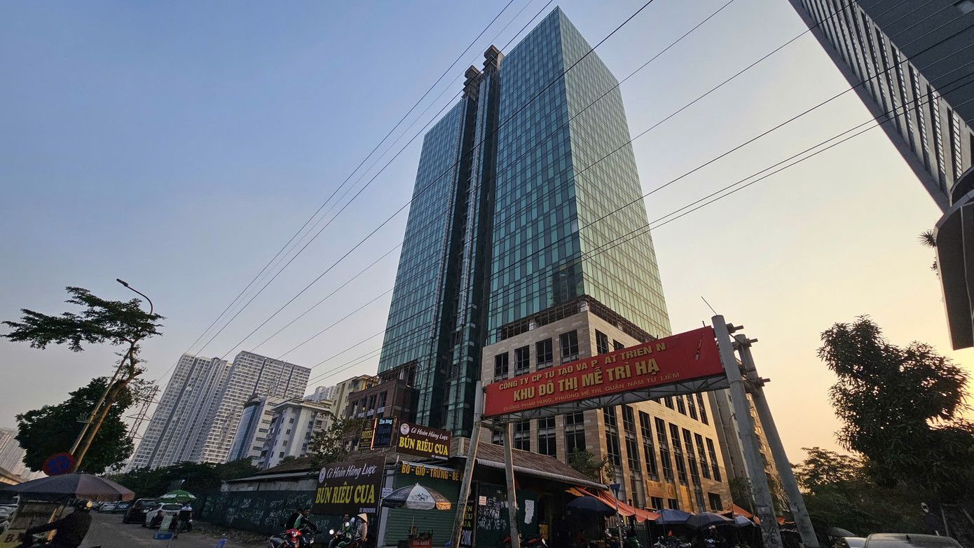 Tiếp đến là dự án Apex Towertrên ô đất HH3, Khu đô thị Mễ Trì Hạ, quận Nam Từ Liêm (Hà Nội) do Công ty Cổ phần tòa nhà Cavico Việt Nam và Công ty Cổ phần tu tạo và phát triển nhà làm chủ đầu tư với tổng mức đầu tư khoảng 15 triệu USD.