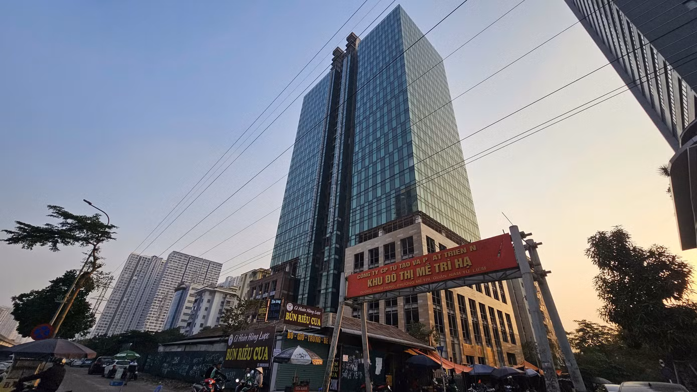 Tiếp đến là dự án Apex Towertrên ô đất HH3, Khu đô thị Mễ Trì Hạ, quận Nam Từ Liêm (Hà Nội) do Công ty Cổ phần tòa nhà Cavico Việt Nam và Công ty Cổ phần tu tạo và phát triển nhà làm chủ đầu tư với tổng mức đầu tư khoảng 15 triệu USD.