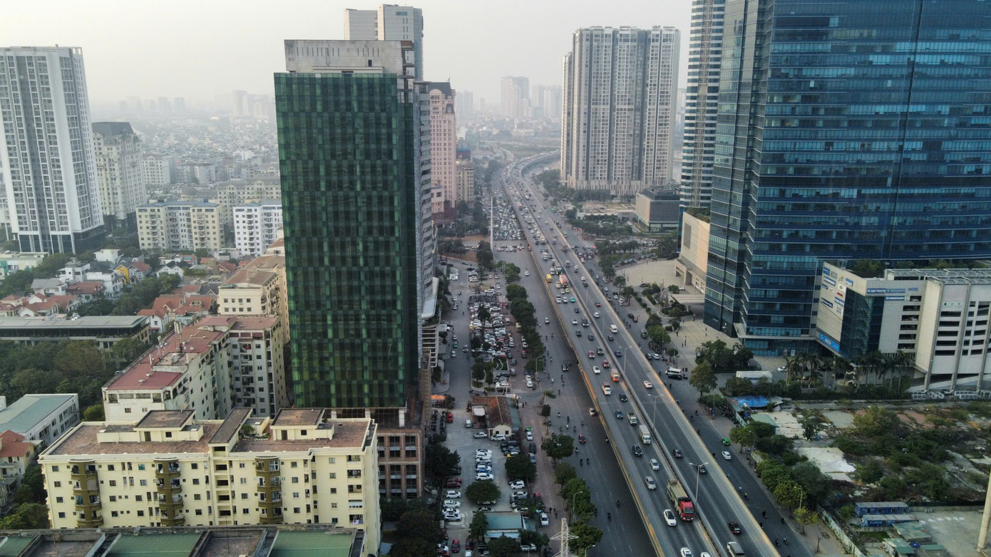 Tòa nhà Apex Tower có vị trí đắc địa, được xem là khu "đất vàng" khi nằm trên đường Phạm Hùng nơi tập trung nhiều cơ quan, doanh nghiệp lớn đặt trụ sở và đối diện với tòa nhà Keangnam, gần Trung tâm hội nghị quốc gia, khách sạn Marriott, Bảo tàng Hà Nội...