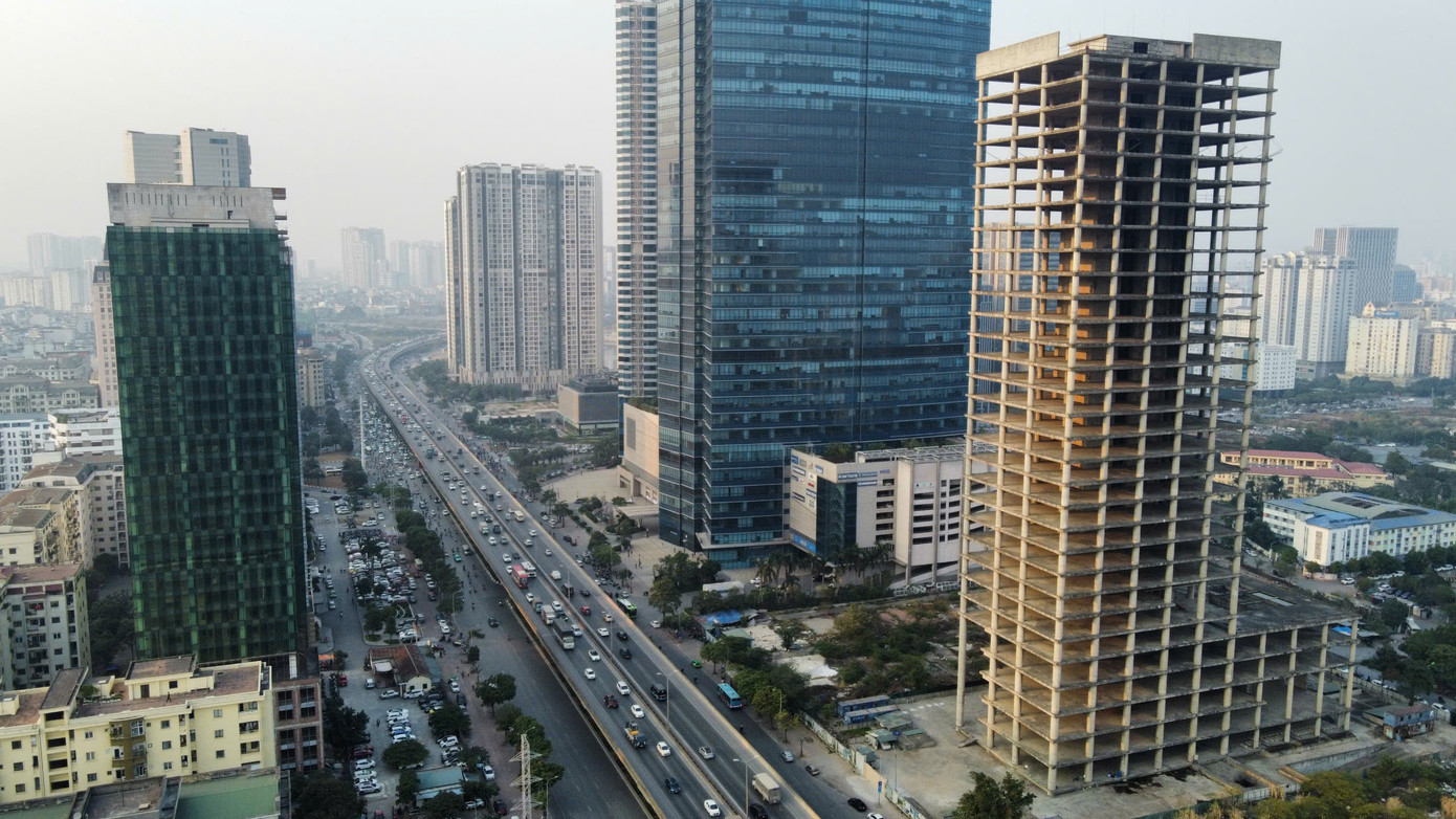 Nằm đối diện tòa nhà Apex Tower, là dự án Trung tâm điều hành và giao dịch Vicem với vốn đầu tư hơn 2.700 tỷ đồng nằm trơ khung tại Khu đô thị mới Cầu Giấy (Hà Nội) cả chục năm.