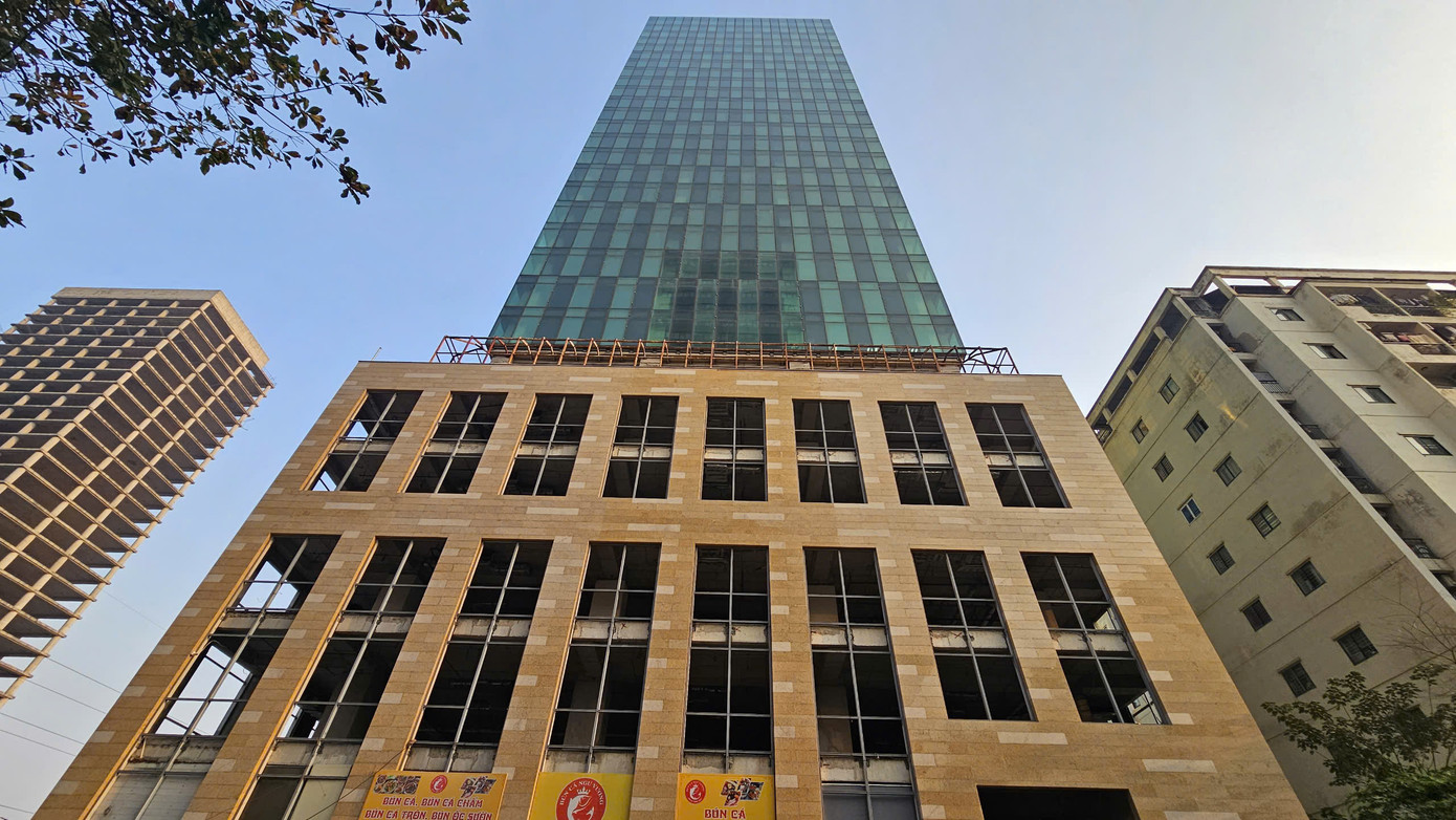 Tòa tháp Apex Tower từng được kỳ vọng sẽ là trung tâm thương mại cung cấp văn phòng, căn hộ... tiện nghi, hiện đại, tạo ra một điểm nhấn kiến trúc ở cửa ngõ phía tây Hà Nội, góp phần làm đẹp cảnh quan khu đô thị mới. Tuy nhiên, đến này dự án vẫn "đắp chiếu", chưa biết đến khi nào được hoàn thiện.