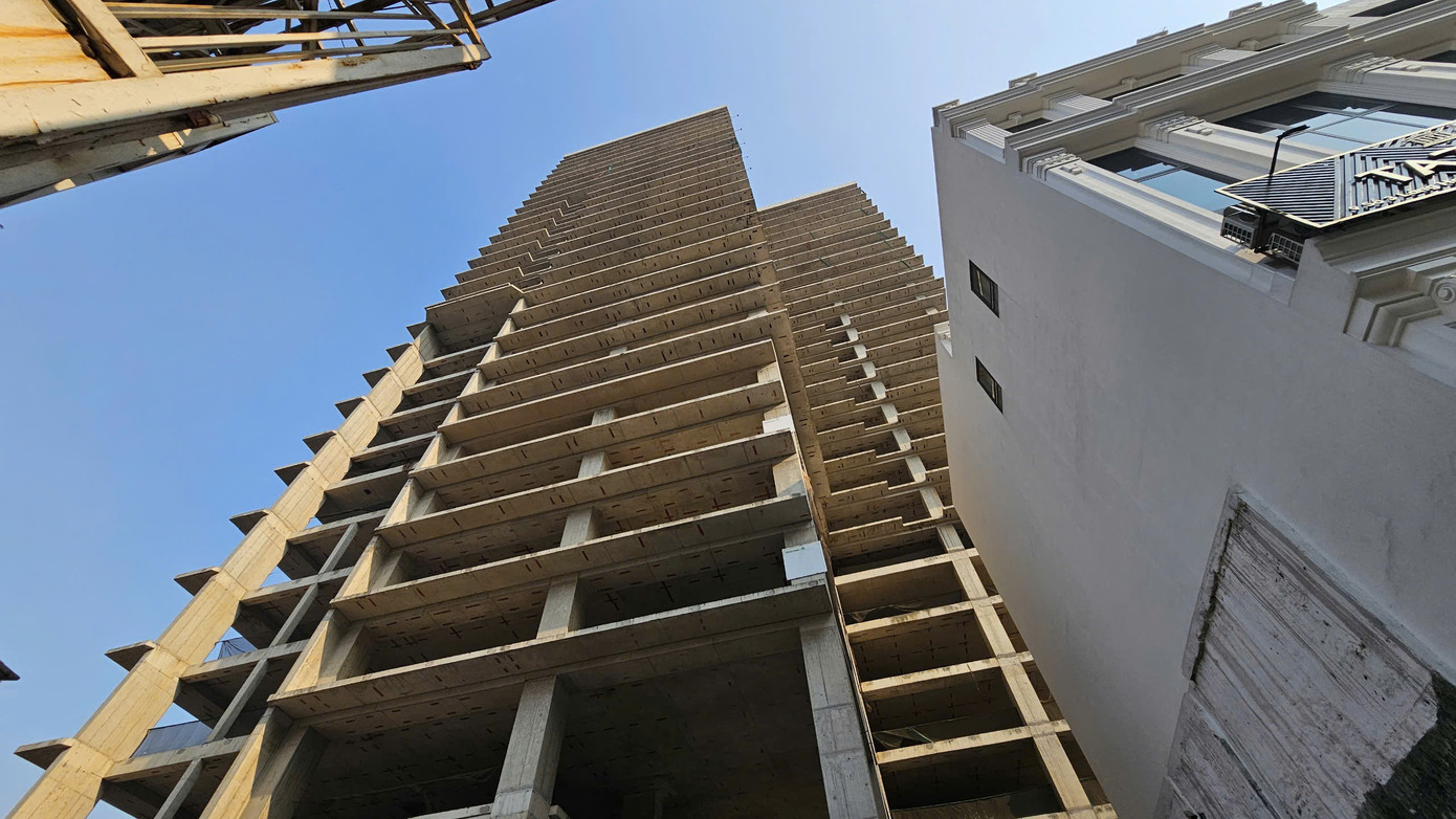 Tuy nhiên, khi thi công phần thô đến tầng 28 thì dự án phải dừng và "đắp chiếu" nhiều năm nay.