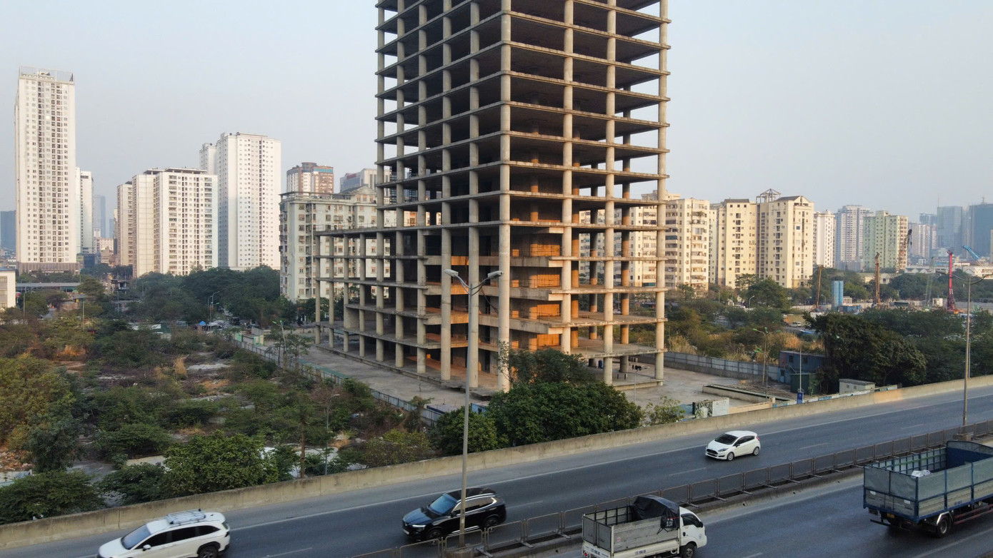 Dự án này khiến ông Lê Văn Chung - cựu Chủ tịch và ông Nguyễn Ngọc Anh - nguyên Tổng Giám đốc Vicem bị khởi tố mới đây. Theo đó, thời kỳ 2 cựu lãnh đạo Vicem điều hành xảy ra nhiều vi phạm được Thanh tra Bộ Tài Chính, Bộ Xây dựng và Kiểm toán Nhà nước chỉ ra trong dự án này.