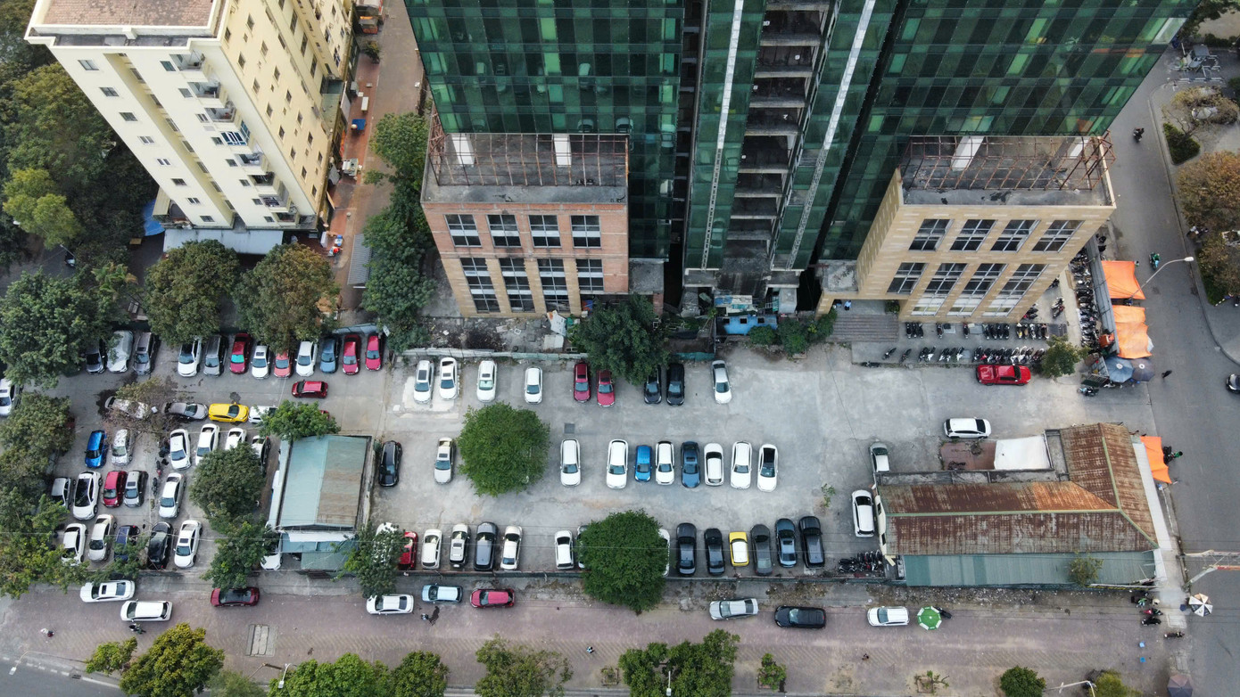 Theo ghi nhận, xung quanh khu đất tòa tháp Apex Tower vẫn quây tôn xung quanh, khuôn viên dự án thành điểm trông giữ xe ô tô.