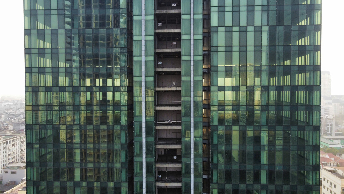 Xung quanh tòa tháp đã được lắp kính...