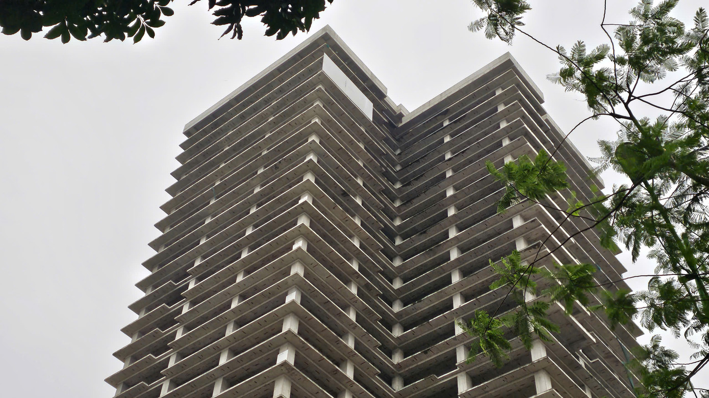 Trao đổi với PV Tiền Phong, lãnh đạo UBND phường Thành Công cho biết, nguyên nhân dự án bỏ hoang đến nay do Công an quận Ba Đình yêu cầu chủ đầu tư dừng thi công để hoàn thiện hồ sơ thẩm duyệt thiết kế về PCCC theo quy chuẩn mới.