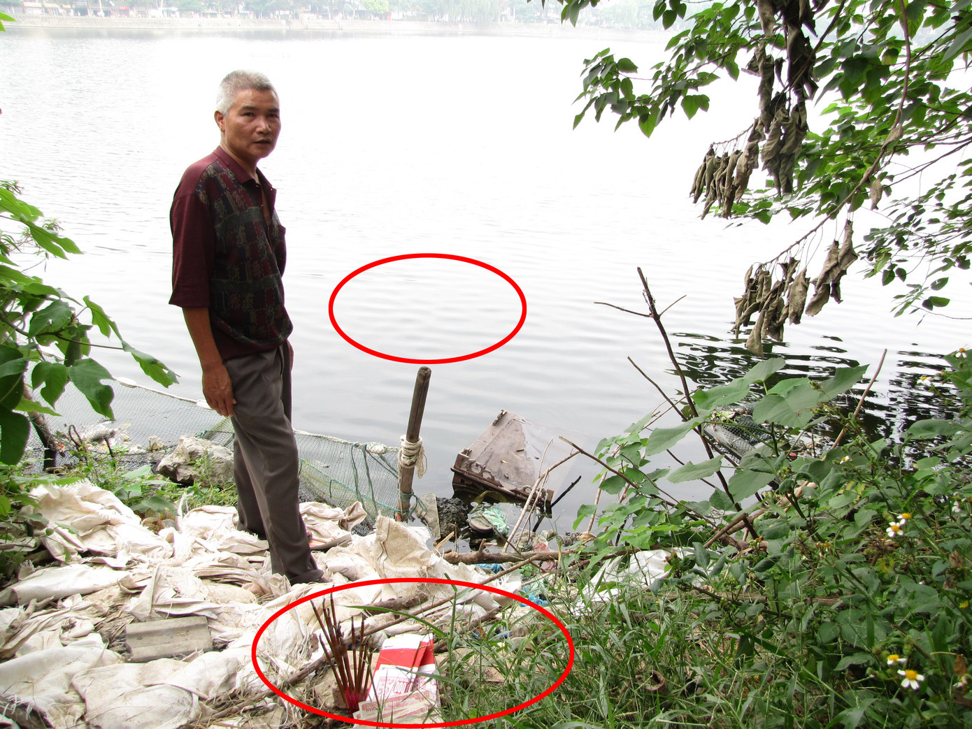 Ông Tiến chỉ rõ vị trí xác chết và đôi dép - vị trí thắp hương. Ảnh: Tuấn Nguyễn. Ông Tiến chỉ rõ vị trí xác chết và đôi dép - vị trí thắp hương. Ảnh: Tuấn Nguyễn