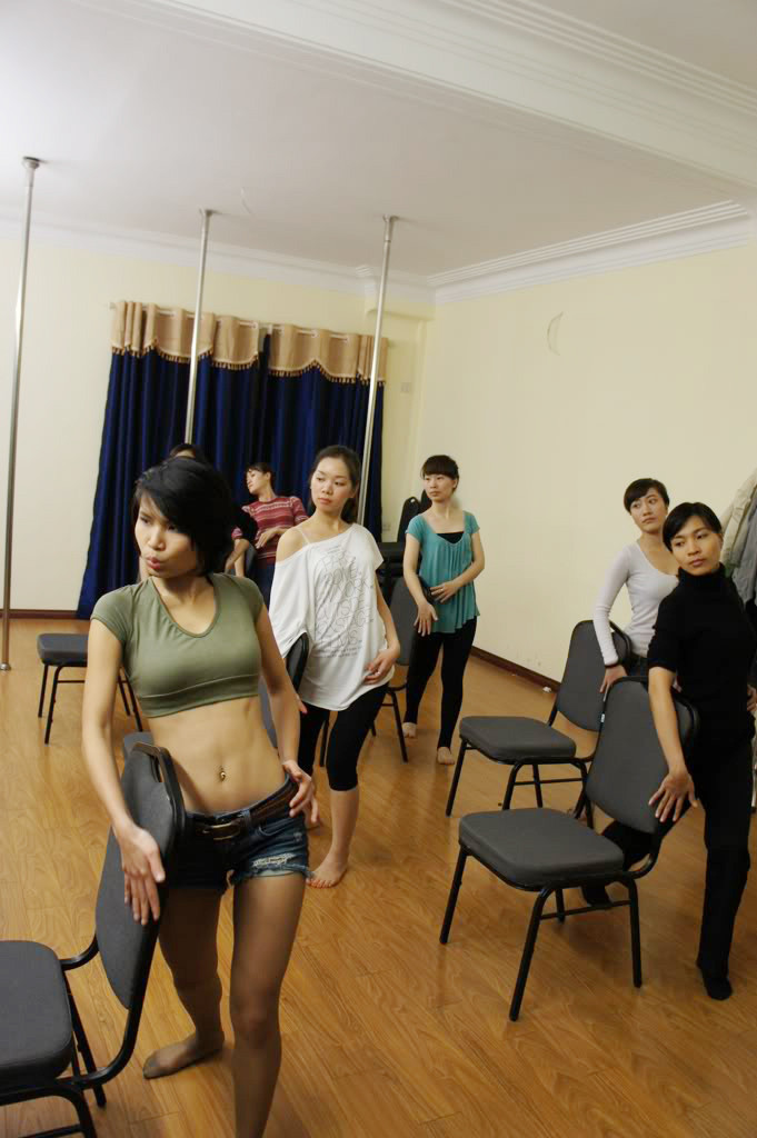 Phạm Huyền Trang (hàng đầu) hướng dẫn bạn trẻ học múa ghế. Ảnh: H.Y