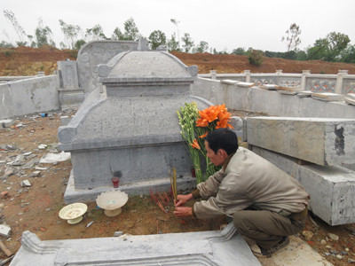 Ông Tiến cho rằng, việc đè lên phần mộ của Lễ Thành Hầu một khối đá nặng hàng tấn là không phù hợp với mỹ quan và tâm linh 