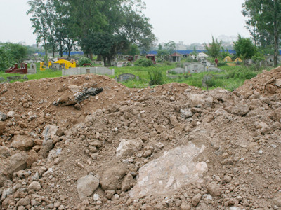 Nhiều ngôi mộ bị vùi lấp