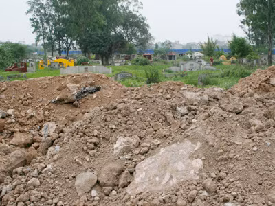 Nhiều ngôi mộ bị vùi lấp