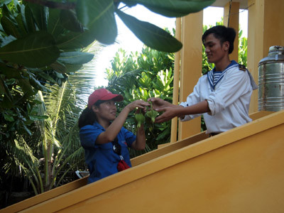 Lính đảo tặng quả bàng vuông cho bạn trẻ Ảnh: Lê Hồng Quang