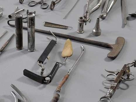 27.8.A4: Đã có hàng trăm phụ nữ bị thiệt mạng bởi các thí nghiệm vô nhân tính của tên bác sĩ này. Ảnh Bild 