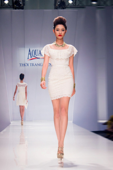 Á quân VN's Next Top Model 2011 khoe dáng chuẩn trong thiết kế của Valenciani. Á quân VN's Next Top Model 2011 khoe dáng chuẩn trong thiết kế của Valenciani