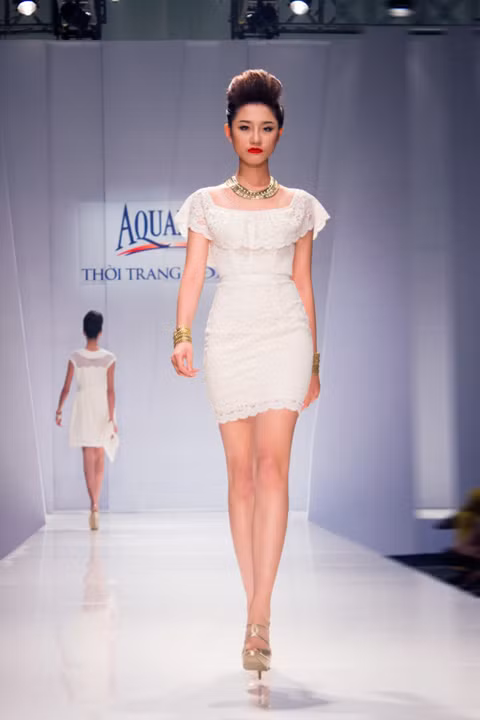 Á quân VN's Next Top Model 2011 khoe dáng chuẩn trong thiết kế của Valenciani