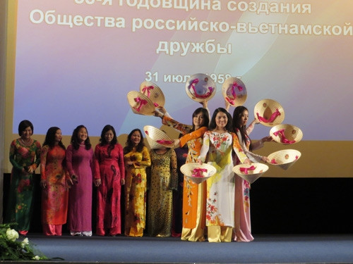 Tiết mục chào mừng của các nữ nhân viên sứ quán Việt Nam tại Nga