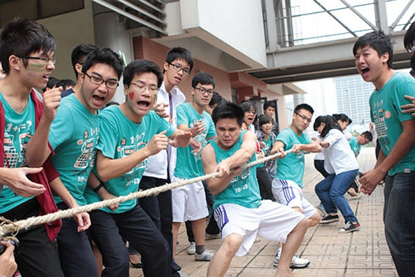 Hình ảnh thầy Thuận của lớp Toán 2 với hình vẽ trái tim đỏ bên má đứng cổ vũ cho học trò