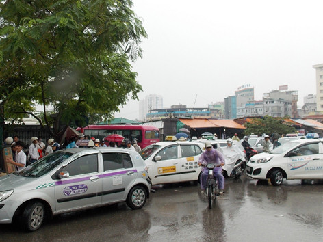 Hàng chục taxi vây kín cổng vào bến Mỹ Đình sáng 30/9. Ảnh: Anh trọng. Hàng chục taxi vây kín cổng vào bến Mỹ Đình sáng 30/9. Ảnh: Anh trọng