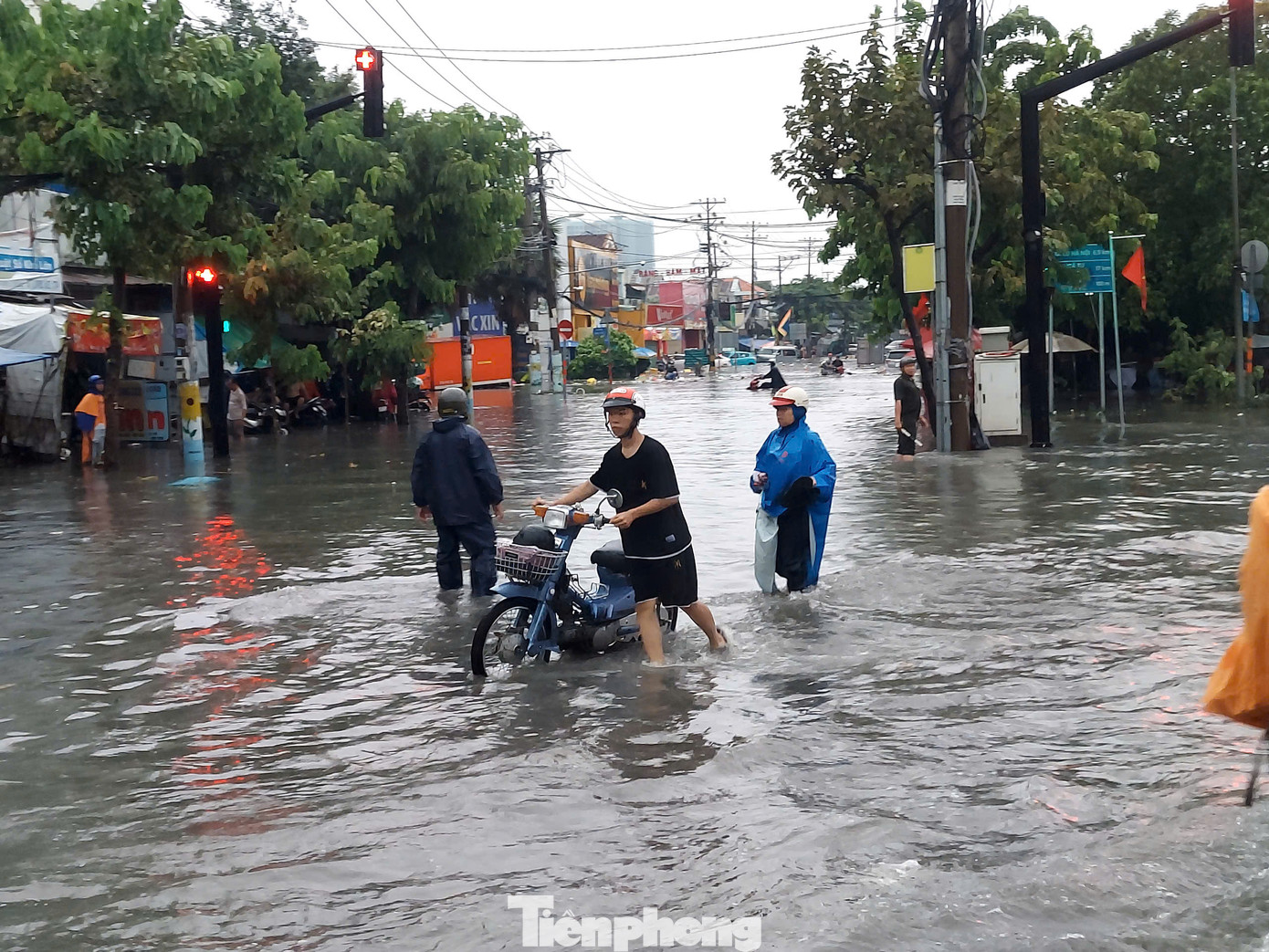 Theo ghi nhận, nước mưa từ các tuyến đường cao hơn như Lê Thị Hoa, tỉnh lộ 43 và cầu vượt Gò Dưa ào ạt đổ về hẻm 789, phường Tam Bình gây ngập nặng.
