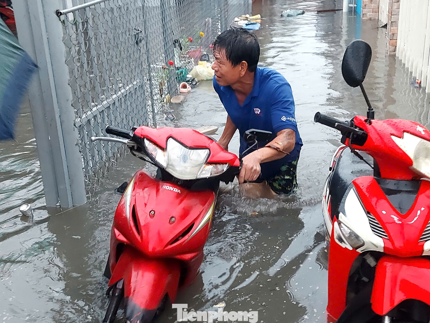Người dân phải tức tốc di chuyển tài sản, chạy lên khu vực cao hơn để tránh thiệt hại.
