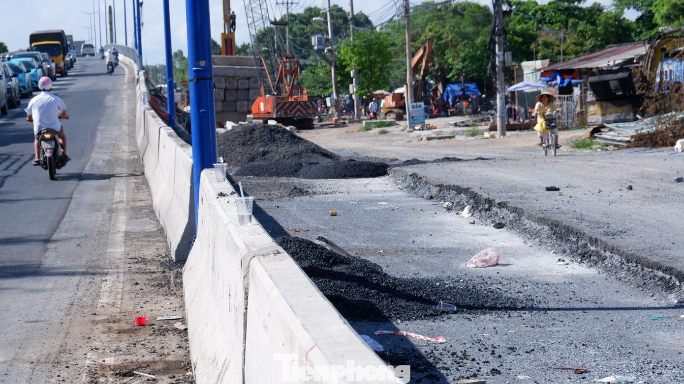 Hiện khu vực cầu Tăng Long mới hoàn thành một nhánh cầu nên chỉ có một taluy cố định, nhánh còn lại đang thi công nên phải sử dụng rọ đá tạm thay thế taluy. Hiện khu vực cầu Tăng Long mới hoàn thành một nhánh cầu nên chỉ có một taluy cố định, nhánh còn lại đang thi công nên phải sử dụng rọ đá tạm thay thế taluy.
