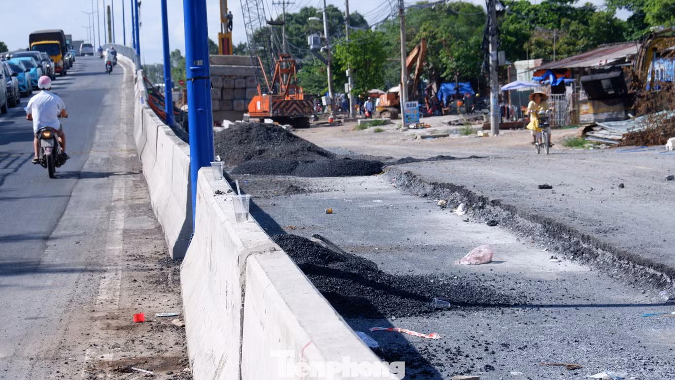 Hiện khu vực cầu Tăng Long mới hoàn thành một nhánh cầu nên chỉ có một taluy cố định, nhánh còn lại đang thi công nên phải sử dụng rọ đá tạm thay thế taluy. Hiện khu vực cầu Tăng Long mới hoàn thành một nhánh cầu nên chỉ có một taluy cố định, nhánh còn lại đang thi công nên phải sử dụng rọ đá tạm thay thế taluy.