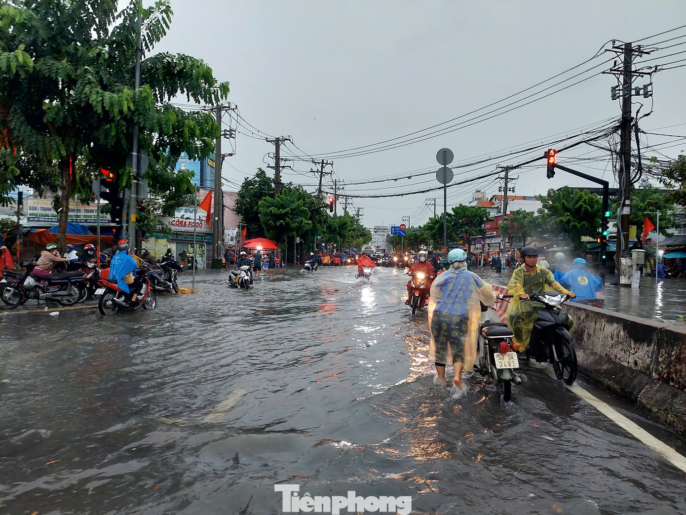 Sáng 10/5, khu vực tỉnh lộ 43 gần cầu vượt Gò Dưa (TP. Thủ Đức, TPHCM) rơi vào cảnh ngập nặng sau trận mưa lớn kéo dài từ rạng sáng.