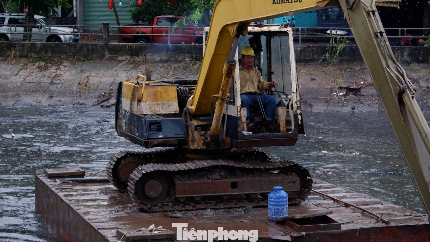 Công nhân thi công nạo vét rạch Xuyên Tâm vào sáng 10/5. Ảnh: Hữu Huy Công nhân thi công nạo vét rạch Xuyên Tâm vào sáng 10/5. Ảnh: Hữu Huy