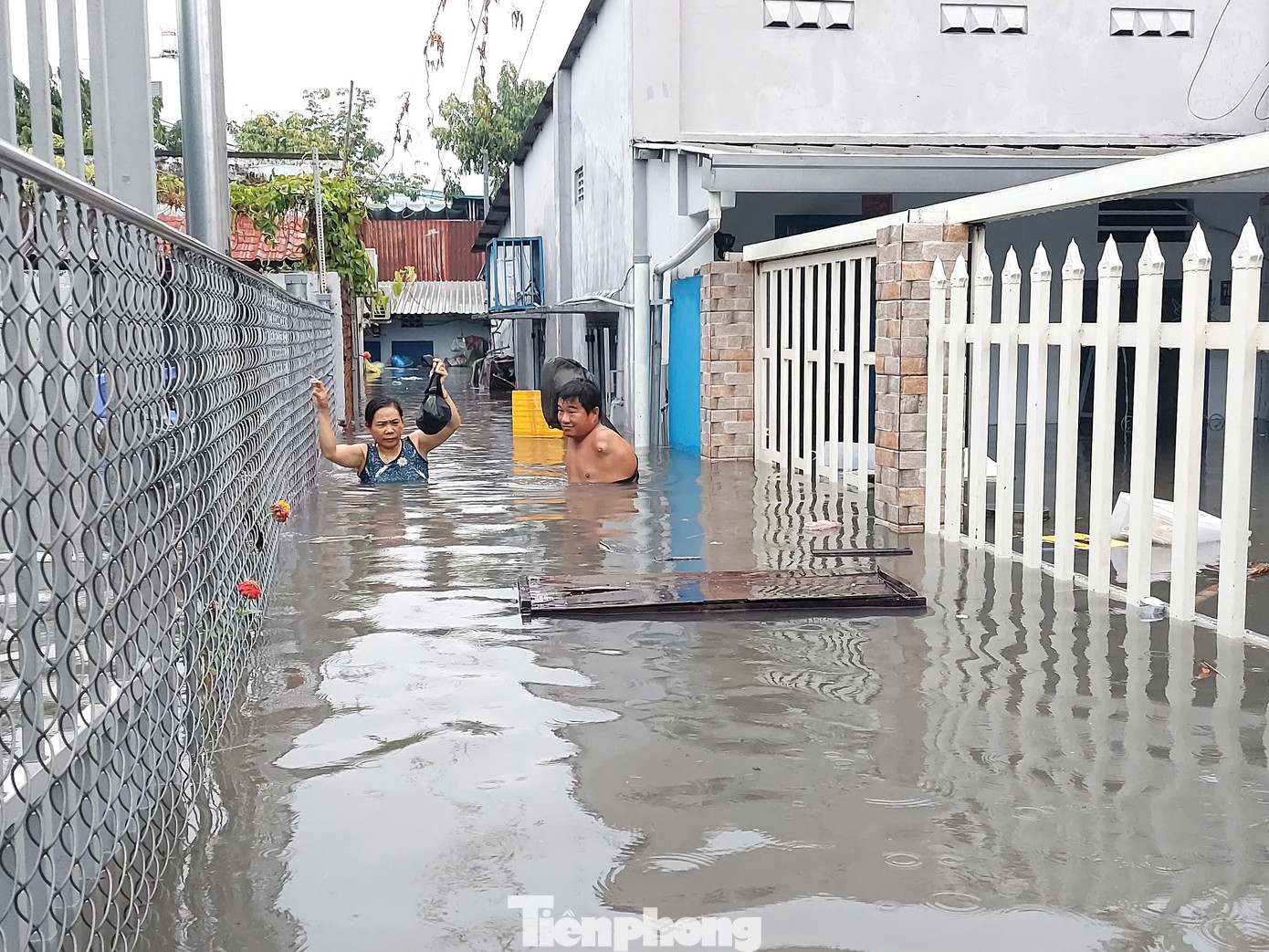 Nước dâng cao gần đến ngực, người dân phải &quot;chạy ngập&quot;.