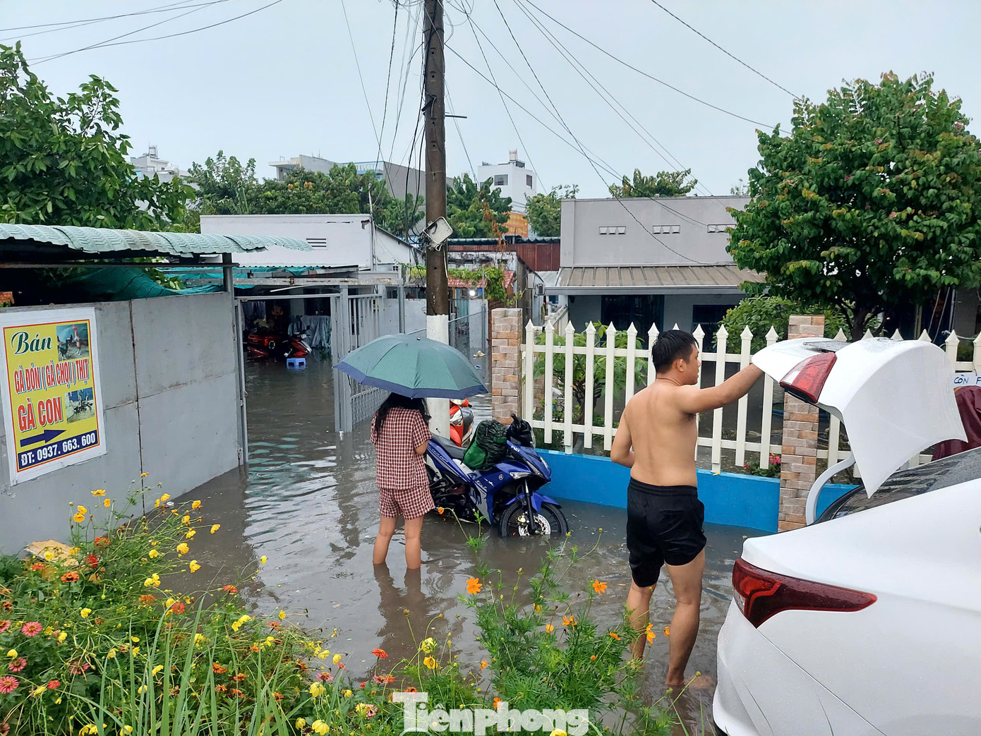 Nhiều người di dời tài sản ra khỏi khu vực ngập sâu.