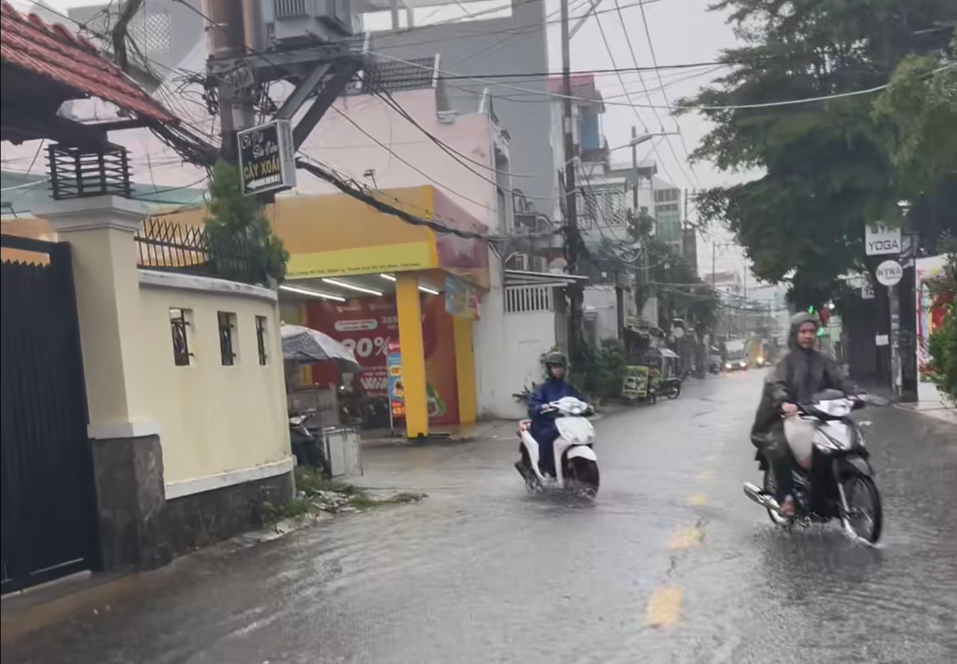 Mưa lớn xuất hiện ở quận 12. Mưa lớn xuất hiện ở quận 12.