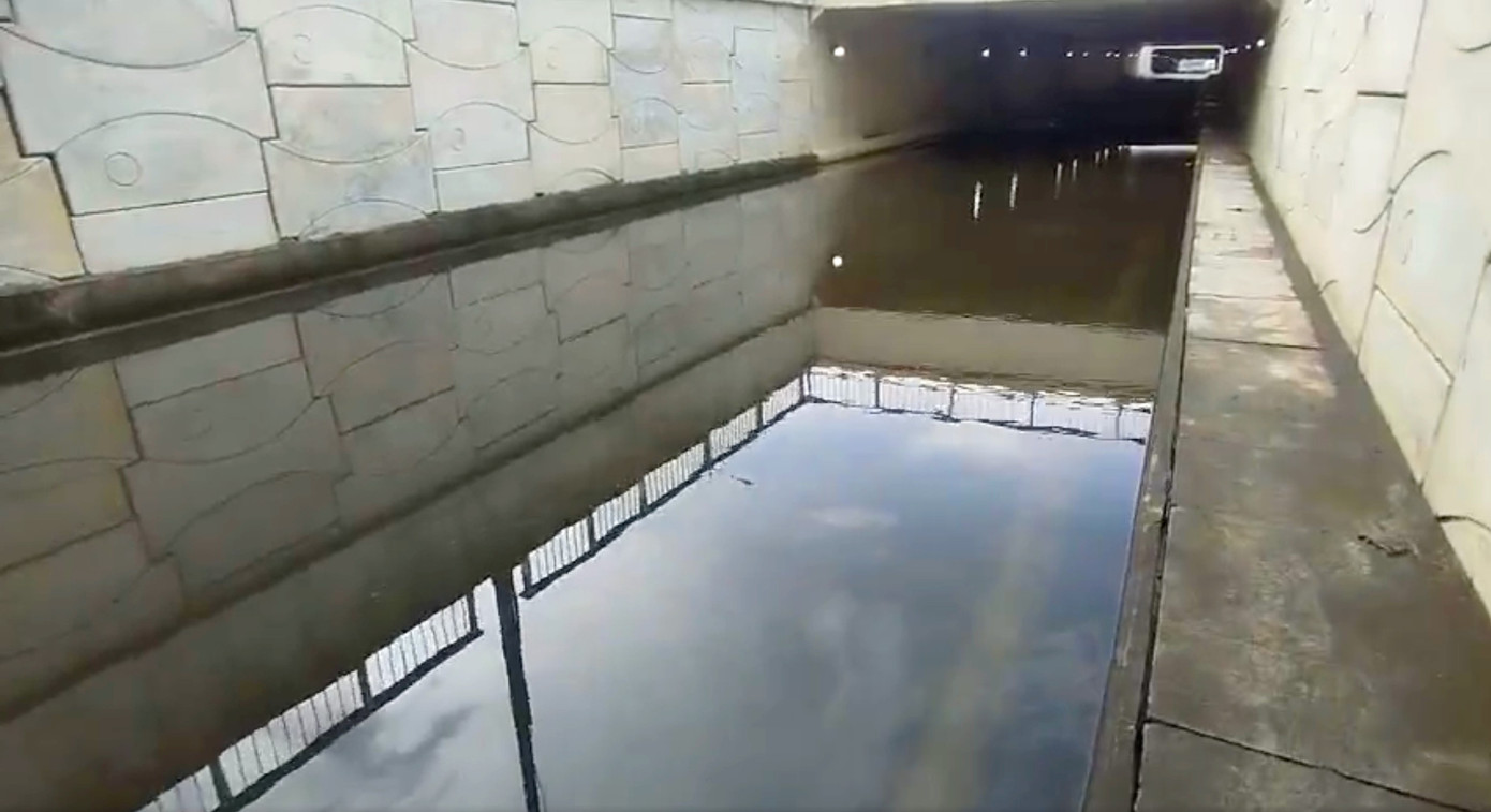 Hầm chui trước bến xe Miền Đông mới thường xuyên bị ngập do mưa.