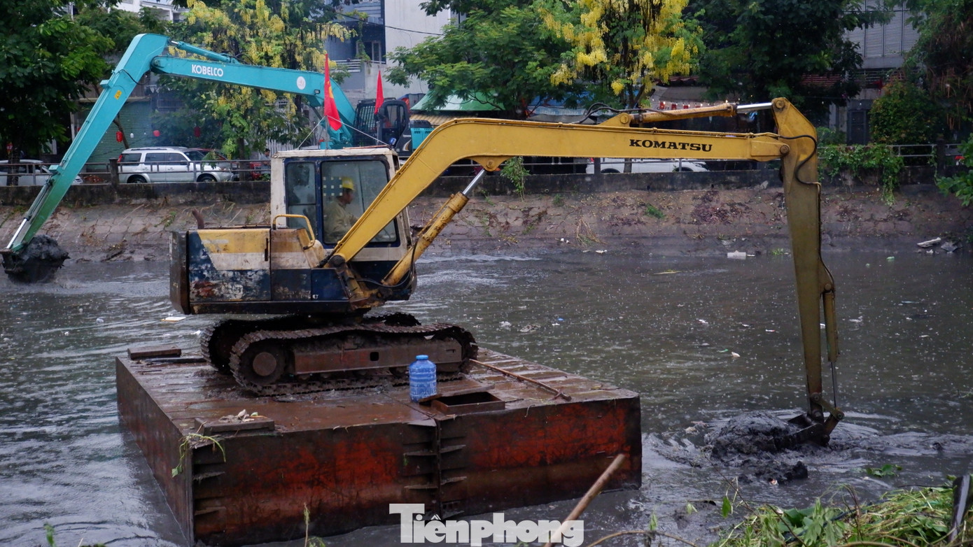 Công nhân cùng máy móc, thiết bị bắt tay vào việc nạo vét rạch Xuyên Tâm. Ảnh: Hữu Huy Công nhân cùng máy móc, thiết bị bắt tay vào việc nạo vét rạch Xuyên Tâm. Ảnh: Hữu Huy